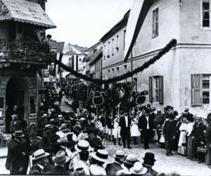 Zug auf der Klosterstraße, um 1910