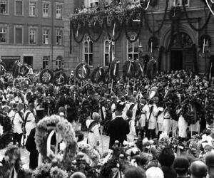 Aufstellung und Gesang auf dem Marktplatz, um 1925