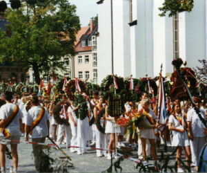 Aufstellung auf dem Schulplatz, 1999