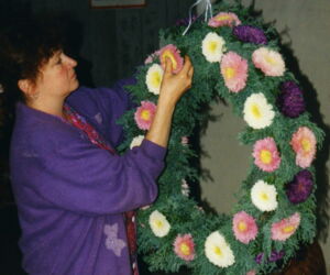 Fertigung der Blumenkränze, 1996