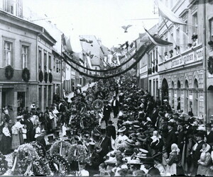 Zug auf der unteren Bautzner Straße, um 1910