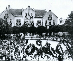 Aufstellung auf dem Schulplatz, um 1910